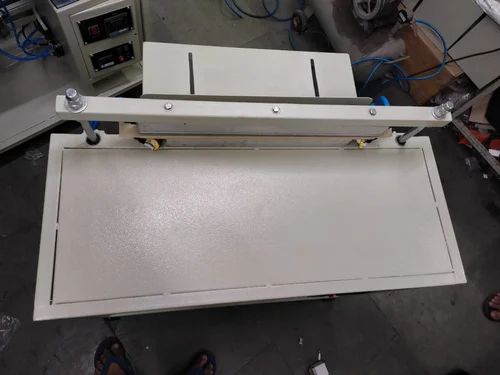 Pneumatic sealing machine